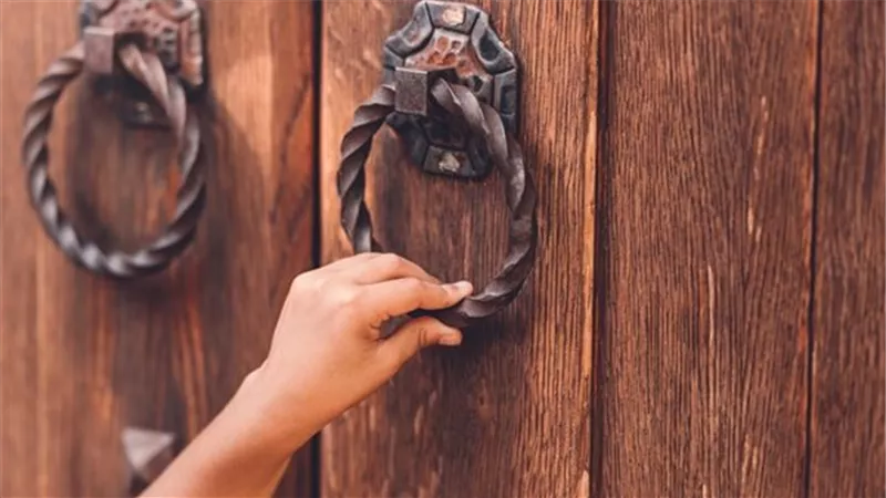 سنن آداب الاستئذان عند دخول البيوت للزيارة