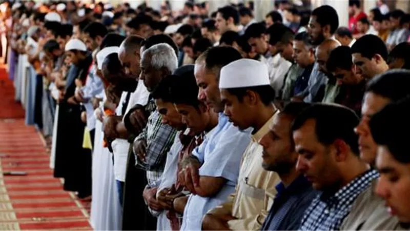 هل قراءة المأموم الفاتحة في الصلاة الجهرية جائزة