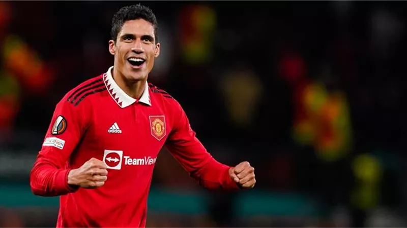هل ينجح بنزيما في ضم زميله السابق إلى الاتحاد السعودي؟