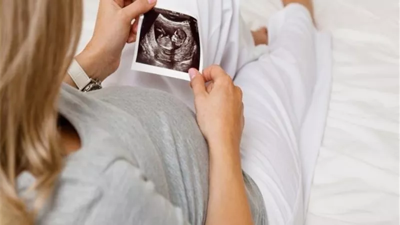 أمريكية برحمين ترزق بتوأم في يومين متتاليين