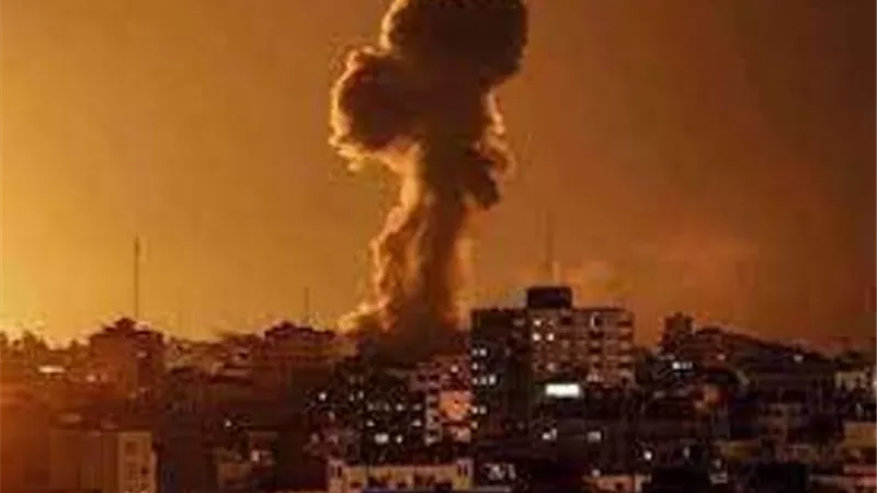 القاهرة الإخبارية: طيران الاحتلال يقصف منزلا وسط غزة
