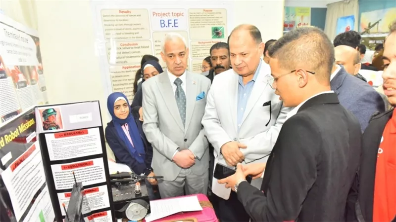 محافظ أسيوط ونائب رئيس الجامعة يتفقدان المعرض المحلى