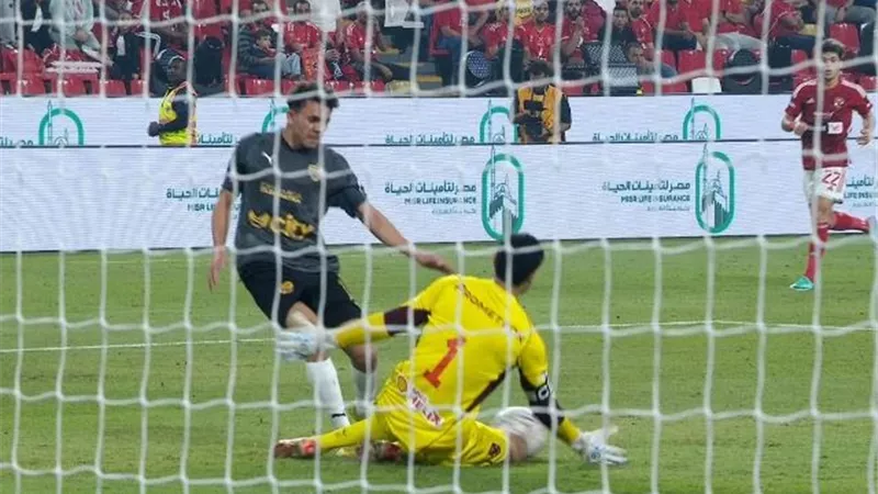 محمد الشناوى يخرج مصابا بعد تصديه لهدف محقق لسيراميكا