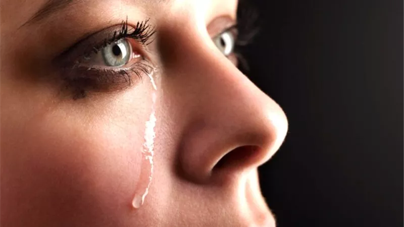 لماذا يضعف الرجال أمام دموع النساء .. دراسة توضح