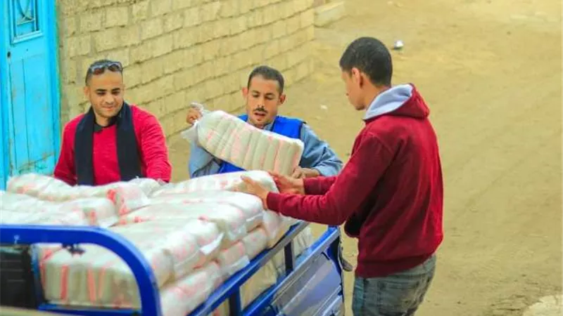حماة الوطن بديرمواس يوزعون مواد غذائية بسعر المصنع