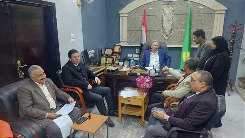 رئيس مدينة ابوقرقاص يعقد لقاء جماهيري لبحث وحل مشاكل المواطنين