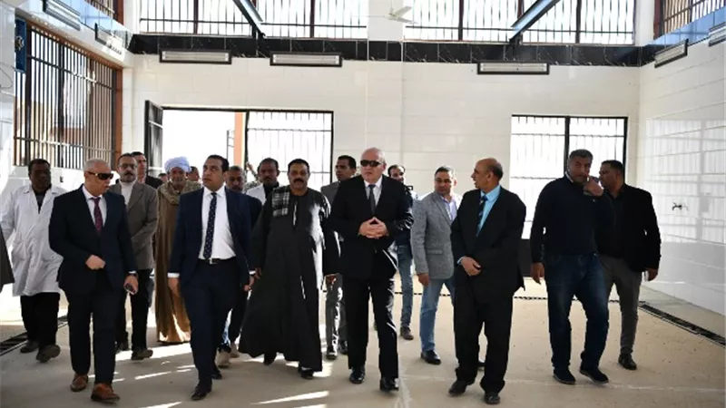 محافظ قنا يتفقد الوحدة البيطرية بقرية المنيرة الحديثة