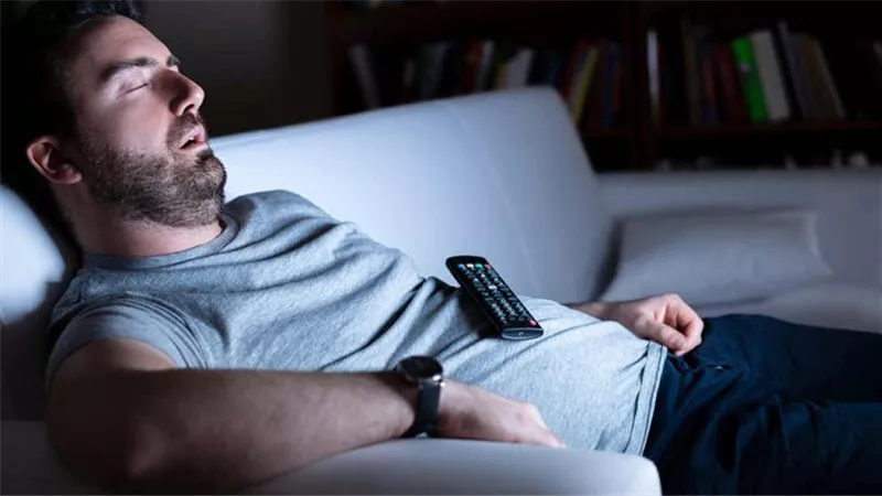 النوم أمام التلفزيون .. أكثر الوضعيات خطورة للإنسان