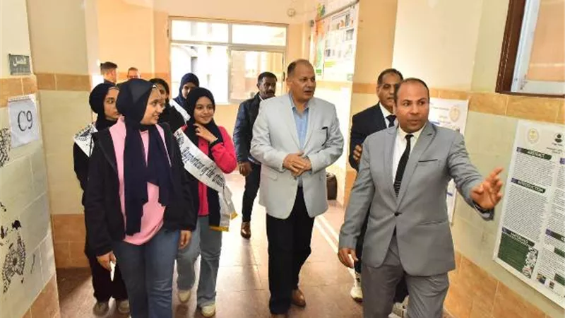 محافظ أسيوط يتفقد الدراسة بمدرسة المتفوقين في العلوم والتكنولوجيا