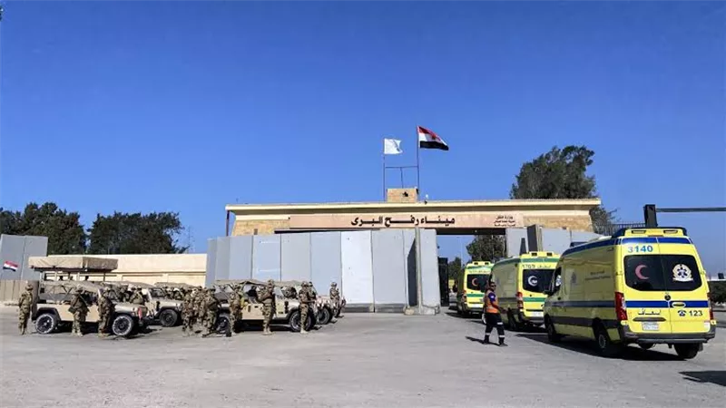 ميناء رفح البري يستقبل 35 جريحا ومرافقًا فلسطينيًا