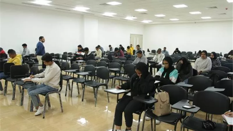 رئيس جامعة بني سويف الأهلية يتابع سير امتحانات العملي
