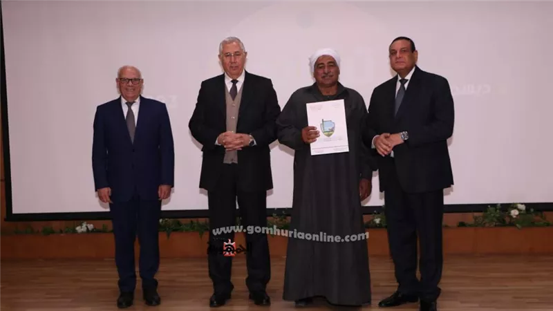 وزير التنمية المحلية يشهد تسليم 127 عقداً للمزارعين ببورسعيد