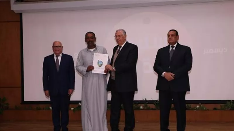 وزيرا التنمية المحلية والزراعة ومحافظ بورسعيد يسلمون127عقد للمزراعين