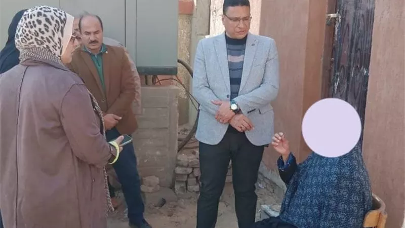 رئيس مدينة الشهداء يوجه بصرف إعانة عاجلة لسيدة