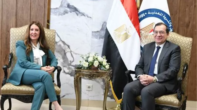سفيرة أمريكا: 