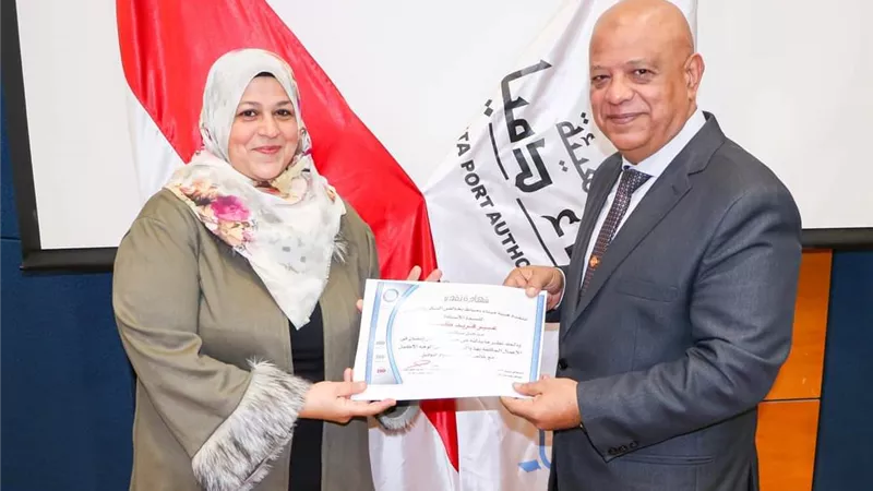 تكريم عدد من العاملين بـ هيئة ميناء دمياط .. صور