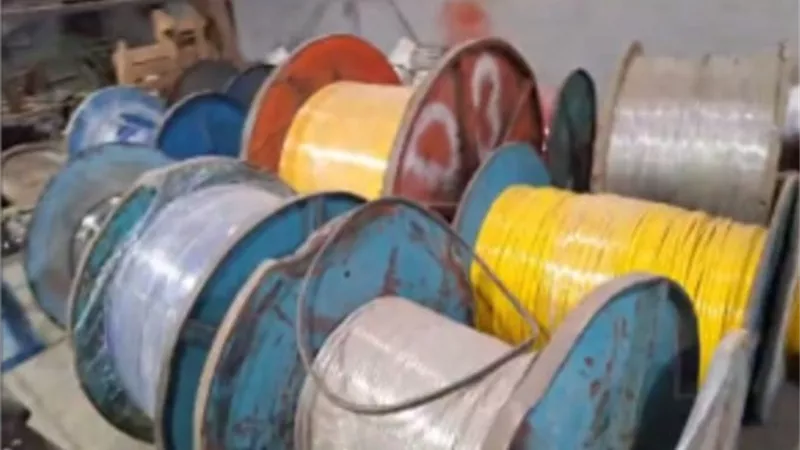 ضبط مصنعين لإنتاج أسلاك كهربائية مغشوشة من خامات مجهولة المصدر