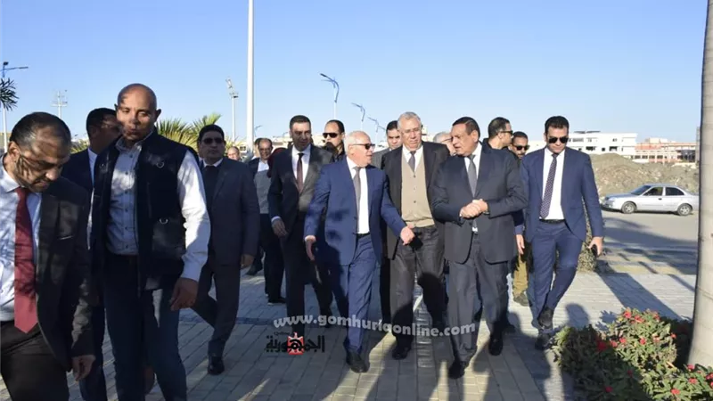 أمنة والقصير والغضبان يتفقدون منافذ بيع السلع داخل بازار بورسعيد