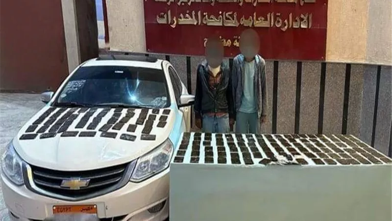 القبض على 3 عاطلين بـ300 طربة حشيش في مطروح والبحيرة