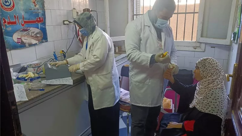 توقيع الكشف الطبي بالمجان على 1628 خلال قافلة المنيا