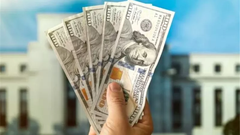 الدولار يهبط لأدنى مستوى في 5 أشهر وسط آمال خفض الفائدة