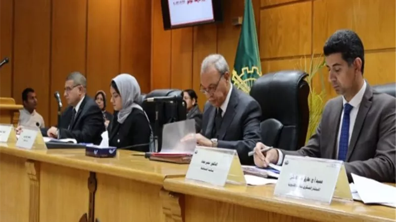 الهجان يناقش خطة المحافظة والمشروعات الجاري تنفيذها بكافةالقطاعات
