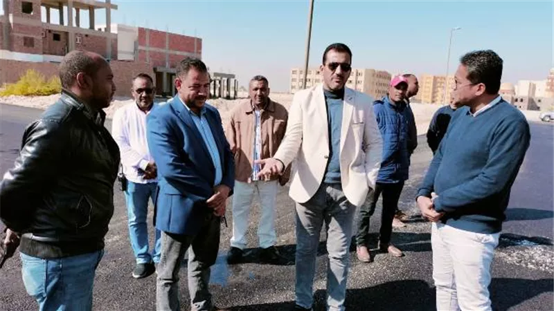 رئيس جهاز طيبة الجديدة يكشف عن أهم مشروعات الطرق بالمدينة.. صور