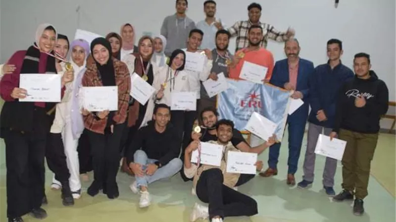 طلاب الجامعة المصرية الروسية يحصلون على مراكز متقدمة بمسابقة كرة القدم للروبوتات.. فيديو