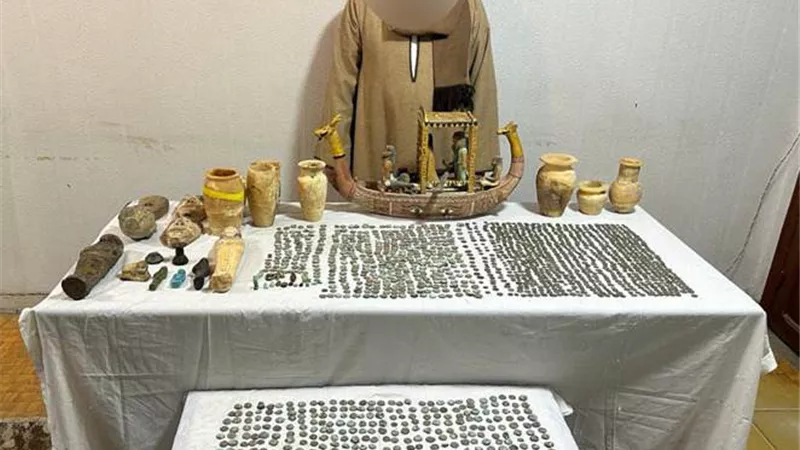 الكنز الفرعونى..ضبط موظف بالعاش بحوزته مجموعة كبيرة من القطع الآثرية