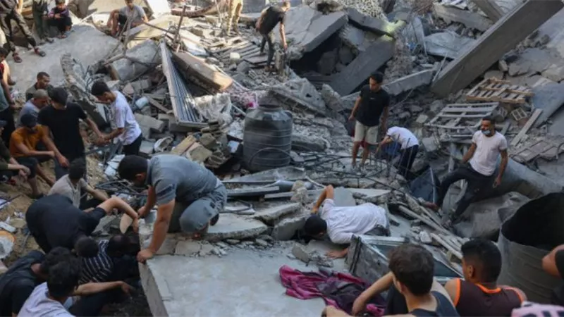 استشهاد 18 فلسطينيا في قصف إسرائيلي أمام مستشفى الأمل
