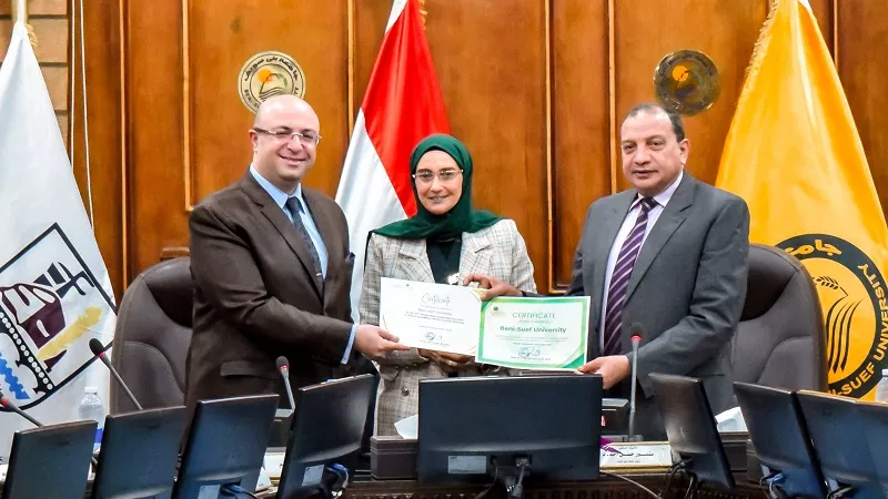 مكتب التصنيف الدولي يهدي جامعة بنى سويف شهادة التصنيف الإندونيسي