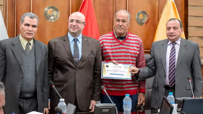 مجلس جامعة بني سويف يكرم عدد من أعضاء الجهاز الإداري