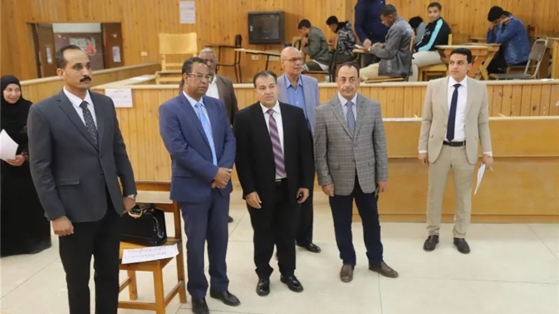 رئيس جامعة جنوب الوادي يتفقد امتحانات كلية الحقوق