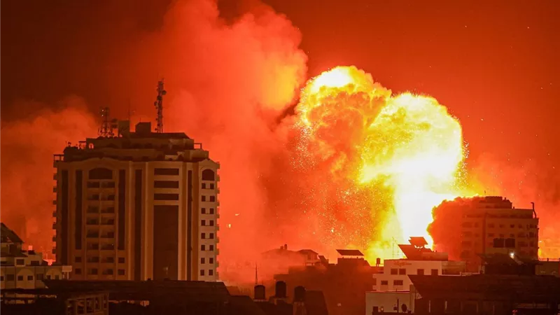 استشهاد 18 فلسطينيًا في قصف إسرائيلي أمام مستشفى الأمل بخان يونس