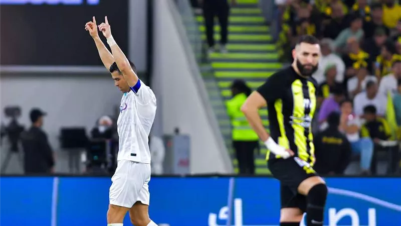 لم يتحمل ضغط الجماهير .. ماذا فعل بنزيما بعد خماسية النصر ؟