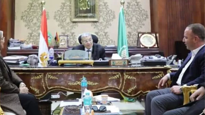 محافظ المنيا يبحث قضايا وملفات خدمية مع عدد من نواب البرلمان