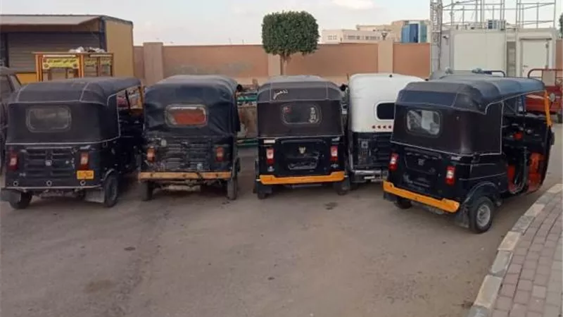 رضوان: جهاز بدر يزيل مصنع ويصادر 6 تكاتك ويتحفظ على 10 مركبات صور