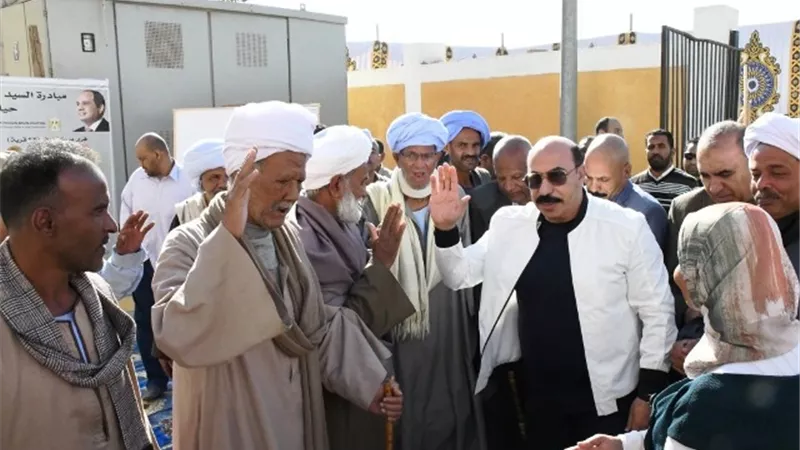 محافظ أسوان يتابع ميدانياً مشروعات حياة كريمة بإجمالى 517 مشروع