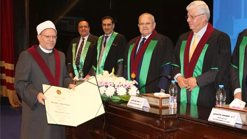 تقديرًا لمجهوداته..تكريم مفتي الجمهورية في عيد العلم الثامن عشر