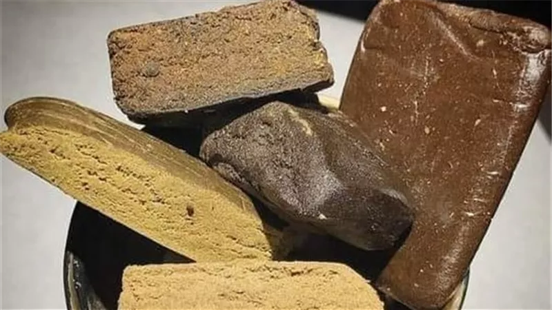 ضبط شخصين بحوزتهما ٤ كيلو حشيش كشفهما فيس بوك