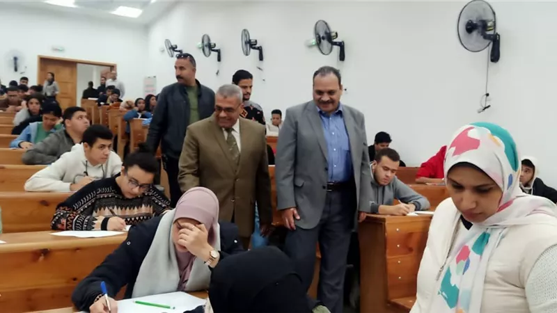 نائب رئيس جامعة بنها يتفقد امتحانات حقوق إنجليزي بالعبور