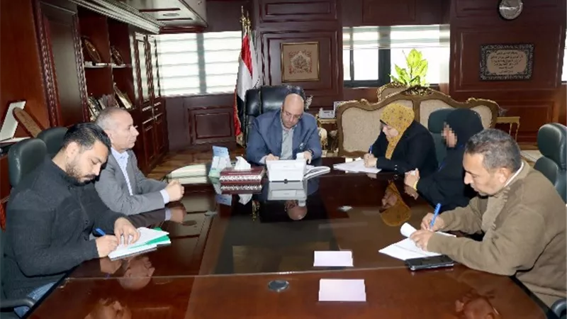 محافظ بني سويف يسدد ديون سيده فقيره