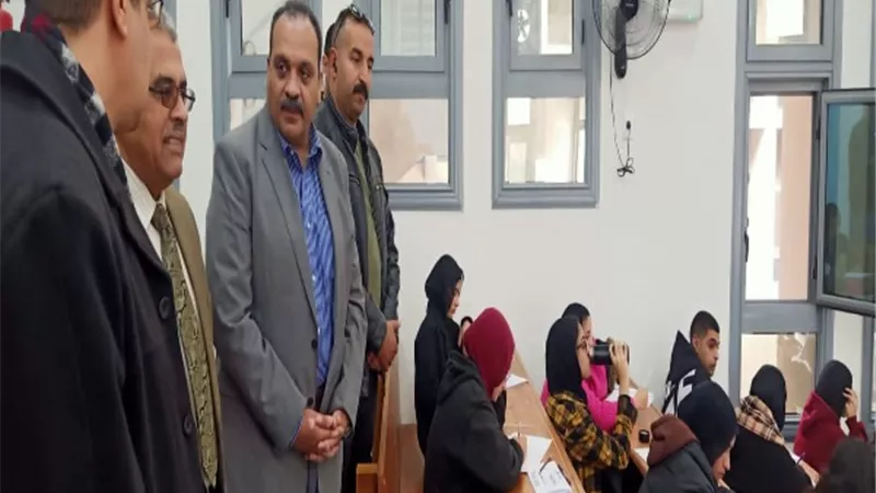 نائب رئيس جامعة بنها يتفقد امتحانات حقوق انجليزي بالعبور