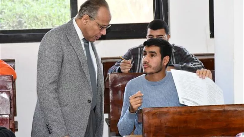 5664 طالب بجامعة القناة يؤدون اختبارات المتطلبات إلكترونيا..صور