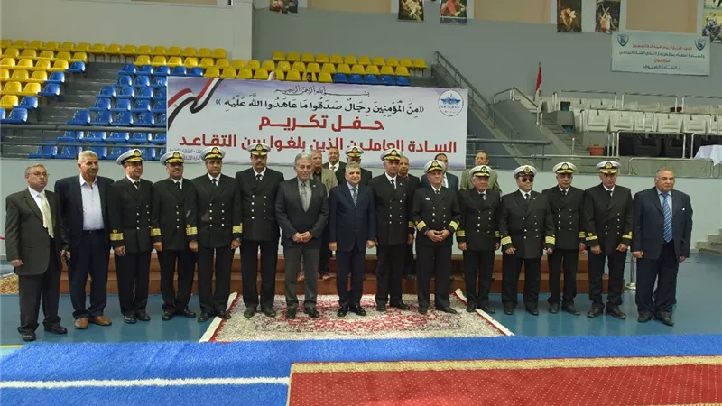 الفريق أسامة ربيع يكرم 277من العاملين بهيئة قناة السويس
