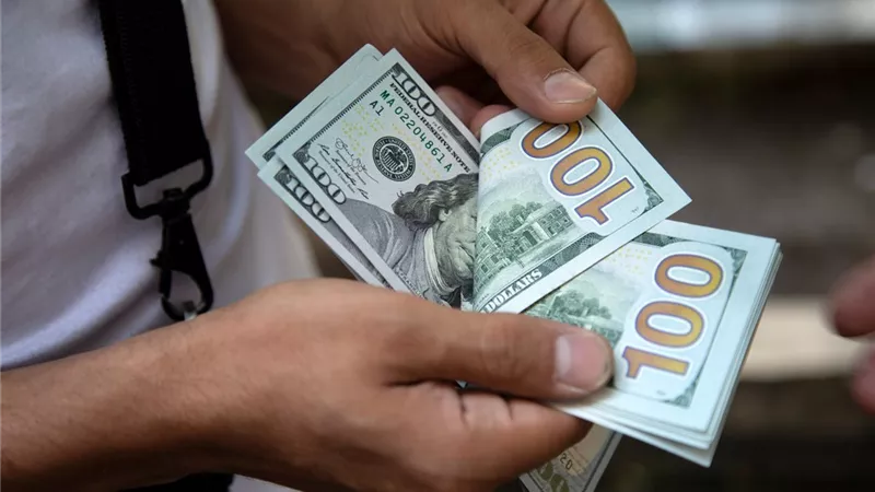 الدولار يتراجع أمام الين ويعوض خسائره أمام اليورو