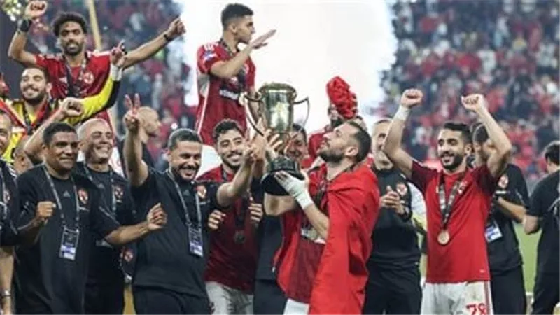 بالطبل والمزمار.. جماهير الأهلي بالإمارات تحتفل بكأس السوبر المصرى