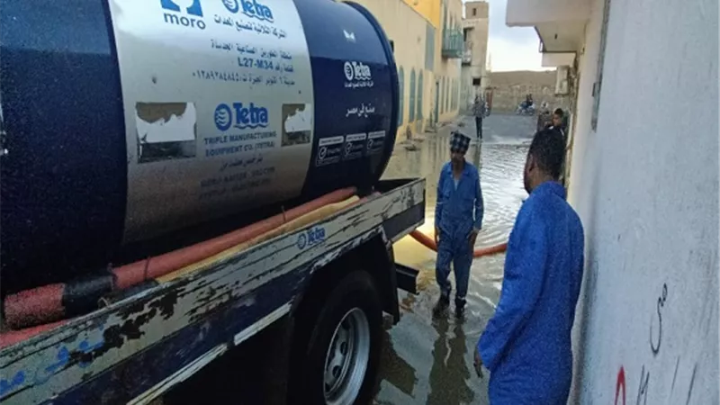 مياه البحر الأحمر تسحب مياه الأمطار بمدينة القصير