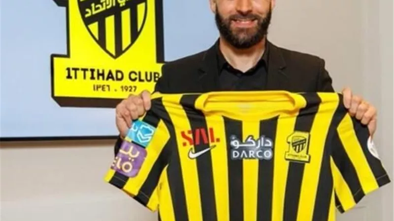 بينها بنزيما .. اتحاد جدة يعترف بفشل صفقاته الجديدة