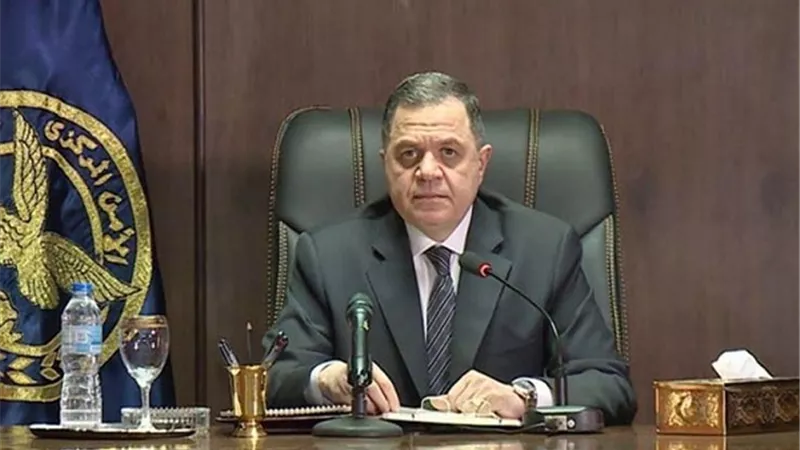 وزير الداخلية يهنئ قيادات وضباط وأفراد الشرطة بالعام الميلادي الجديد